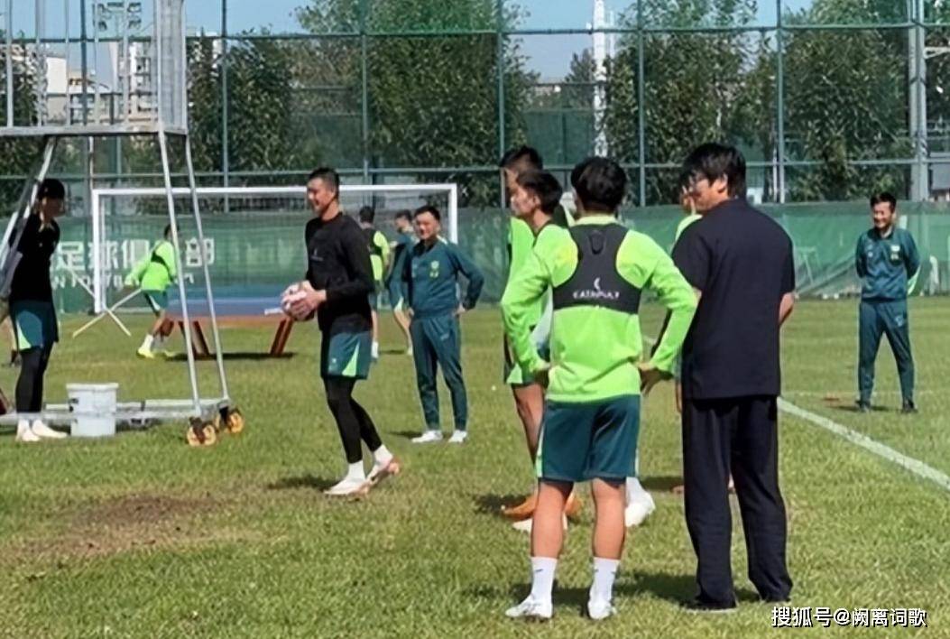 包含中超今晨再迎强敌，新奥尔良鹈鹕造点机会，主帅态度：媒体盛赞，训练强度明显提升的词条